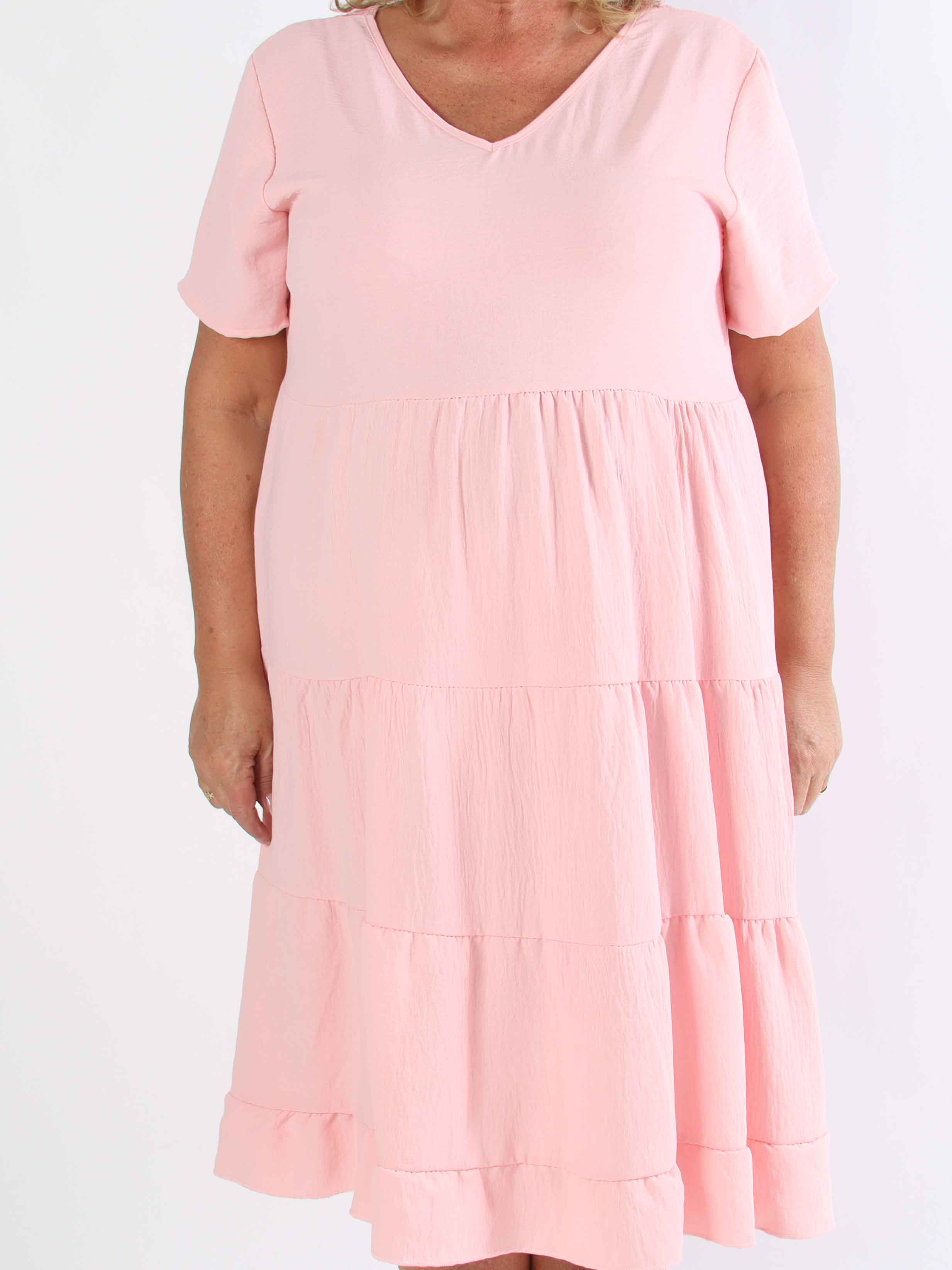 Shayna - Plus size-klänning i viskos med broderade detaljer på ryggen